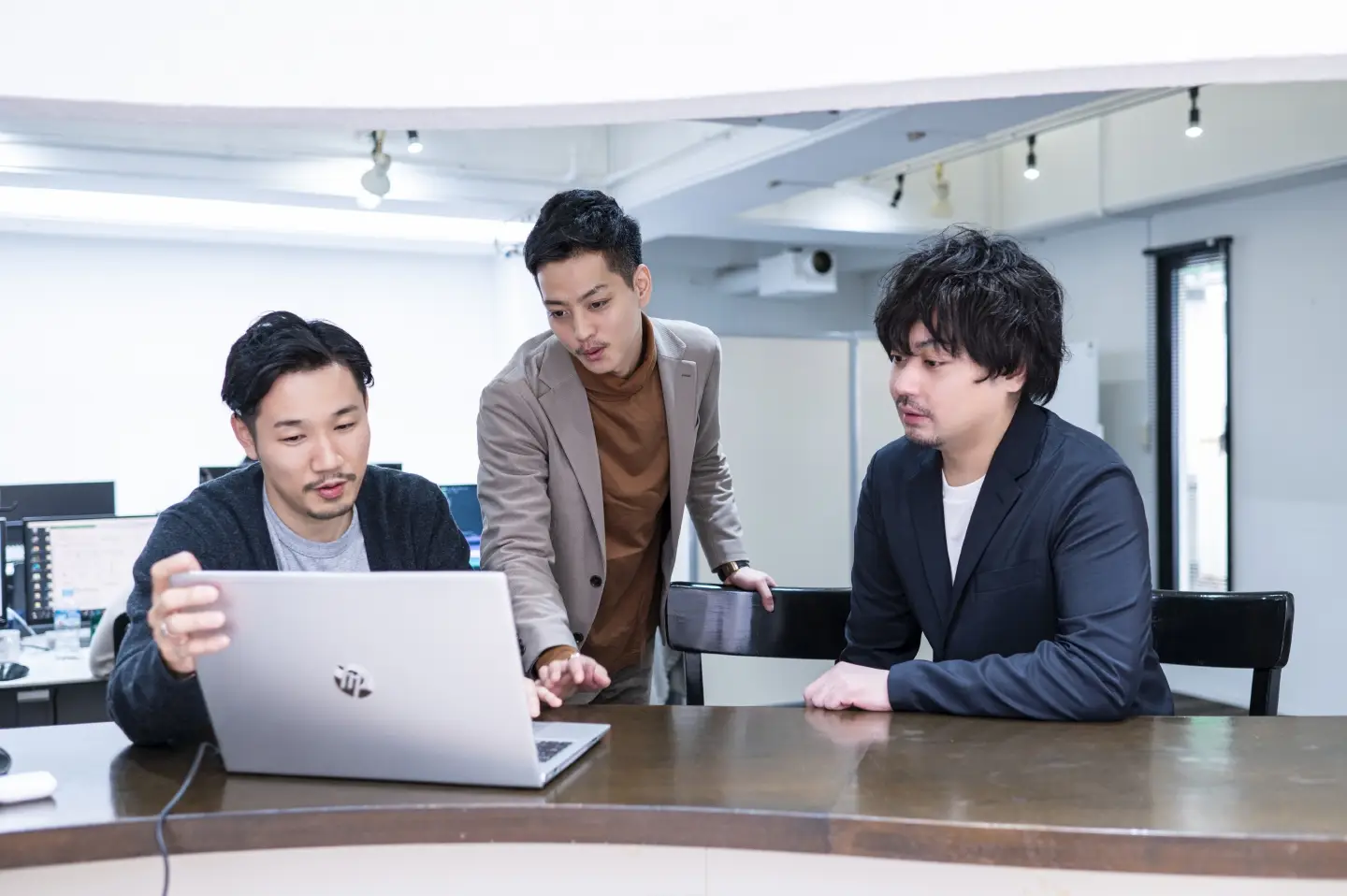 従業員同士の談笑